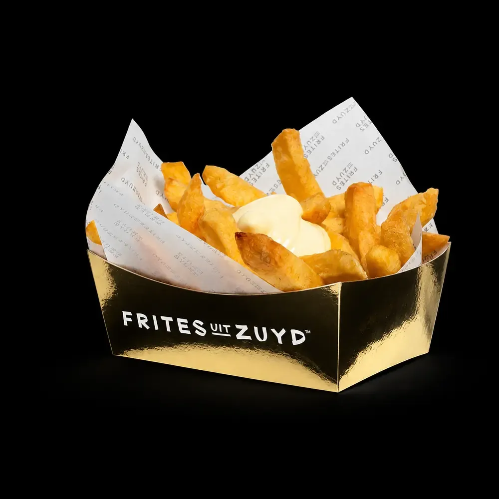 Gouden fritesbakje met verse frites en mayonaise