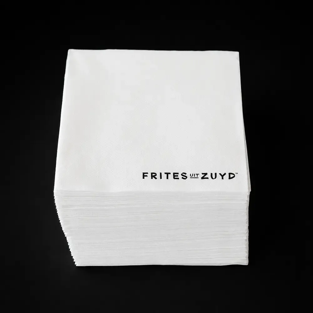 Stapel witte servetten met het logo