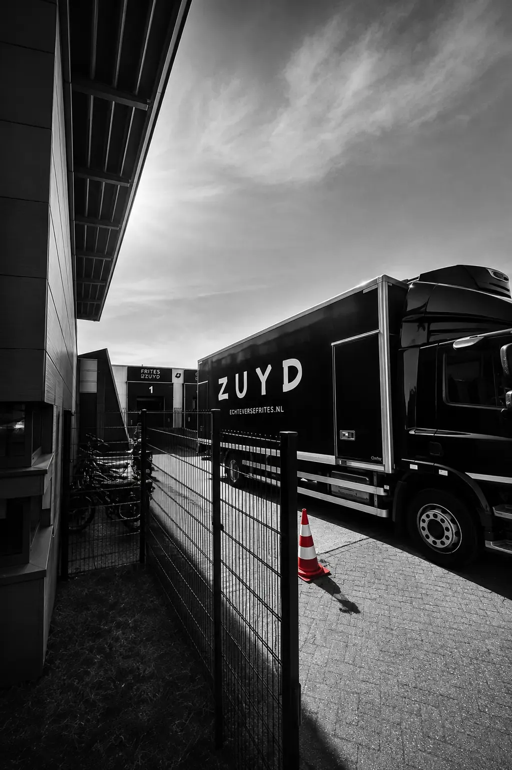 Zwarte vrachtwagen met het opschrift Zuyd voor de productielocatie